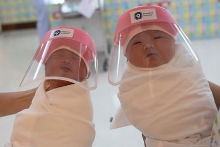 Новороденчиња со заштитни визири го разнежнија светот