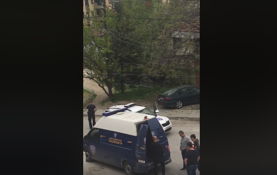 (ВИДЕО) Македонците лути: Момче со милениче приведено во полиција