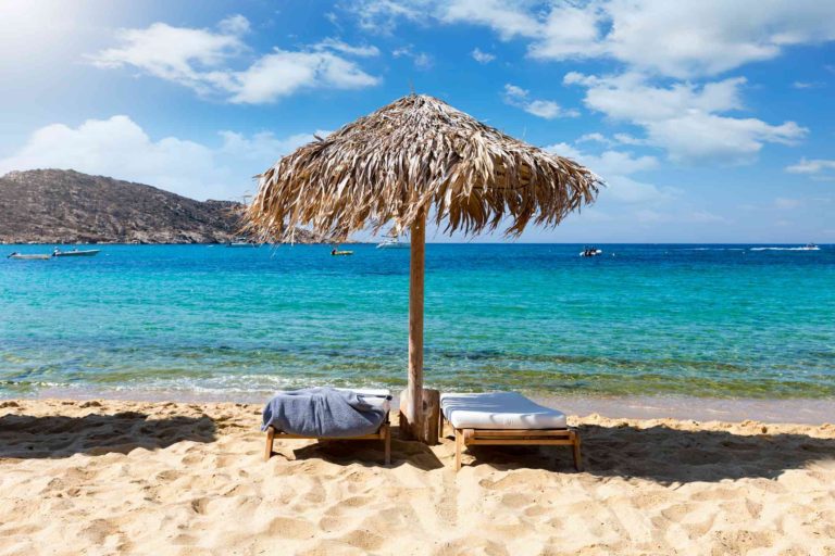 Викендов се отвораат организираните плажи: Грците на море без алкохол