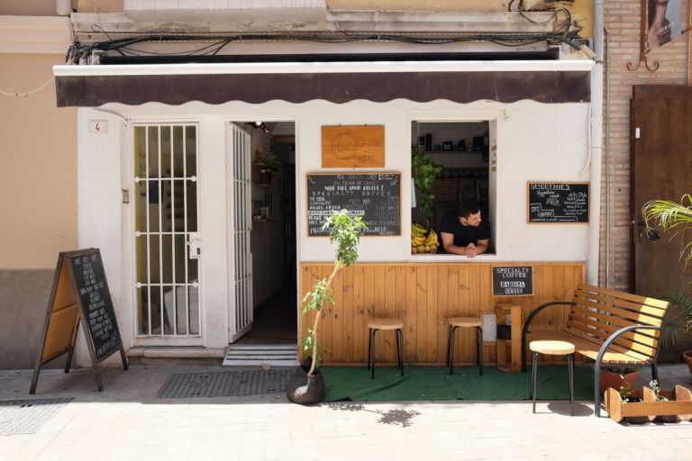 (ФОТО) Кафуле со специјални капи за социјално дистанцирање