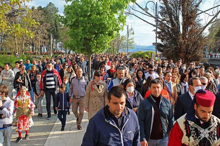 Стотици граѓани на куп, ретко кој носи маска: Се одржа Струшката Литија