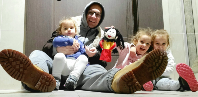 (ФОТО) Цело е кога има сè: Антонио Милошоски со петте деца дуваше свеќи