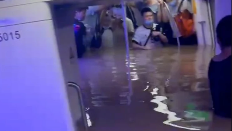 Нереални сцени по катастрофалните поплави во Кина