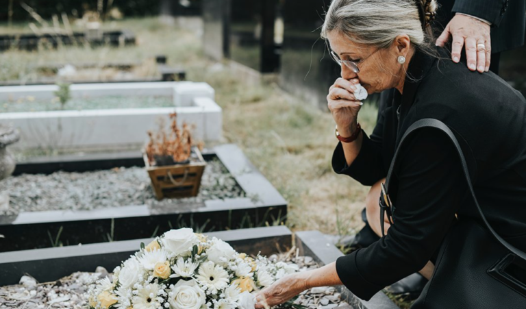 Непозната жена на погреб: Стоела над ковчегот, па ѝ нашле нешто што ги шокирало сите