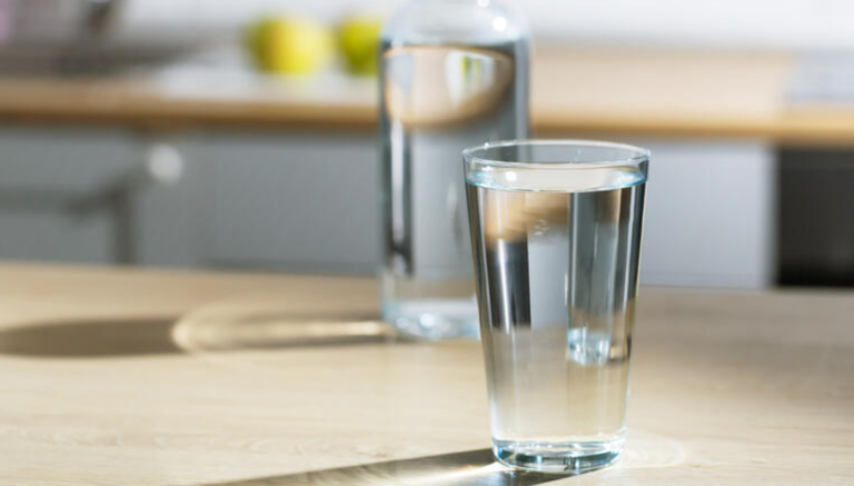 Оставете чаша вода да отстои еден ден: Еве зошто ви се случуваат лоши работи во домот!