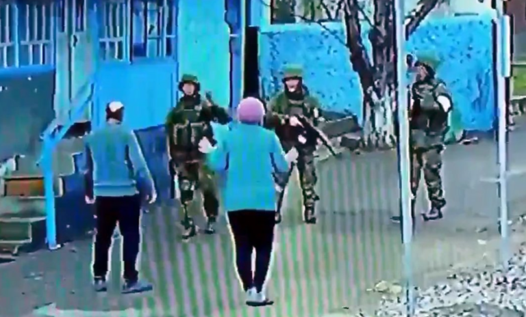 Руски војници влегуваат во двор на баба и дедо од Украина: Неочекуван пресврт ги шокира сите (ВИДЕО)