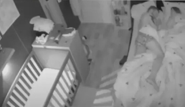 Ставиле камера во собата додека бебето спиело: Од она што го виделе им се заледила крвта (ВИДЕО)