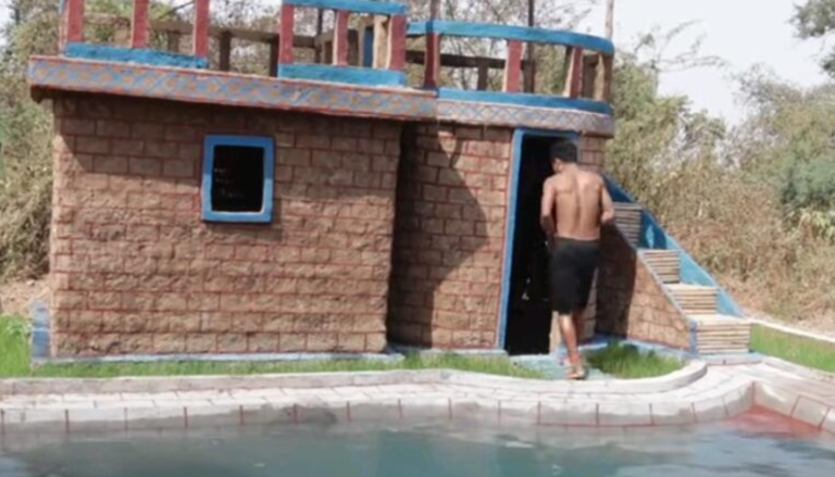 Среде пустелија направи куќичка со базен: На луѓето не им се верува дека создаде ваква убавина само со стап