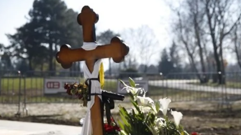 Почина дедо му, нов шок на погребот: Внукот го носи крстот, вакво нешто одамна не сте виделе
