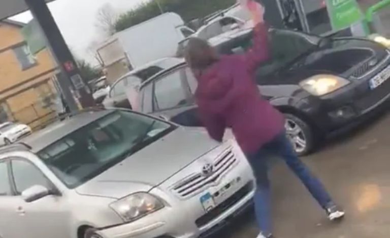 Хаос на бензиска: Жена се заби во друга кола, па тргна да се тепа