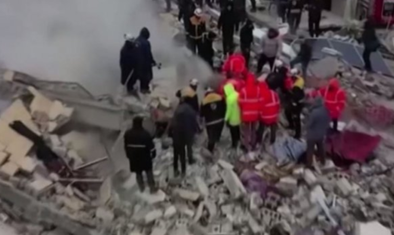Со деца бегаат од зградите, ѕидовите пукаат: Погледнете го моментот на страшниот потрес во Турција (ВИДЕО)