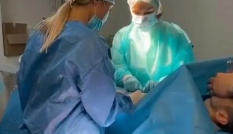 Шок среде операција: Мислеше дека пациентот е под АНЕСТЕЗИЈА, но погледнете му ја раката (ВИДЕО)