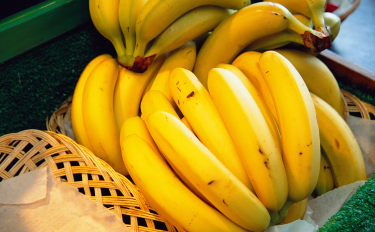 Пензионерка видела како нешто мрда меѓу бананите: Ова не го очекувала (ФОТО)