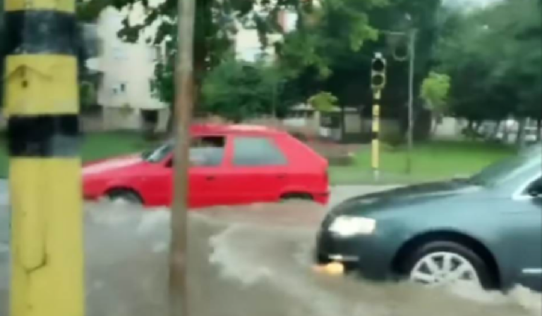 Силно невреме во Прилеп, поплавени улици (ФОТО)