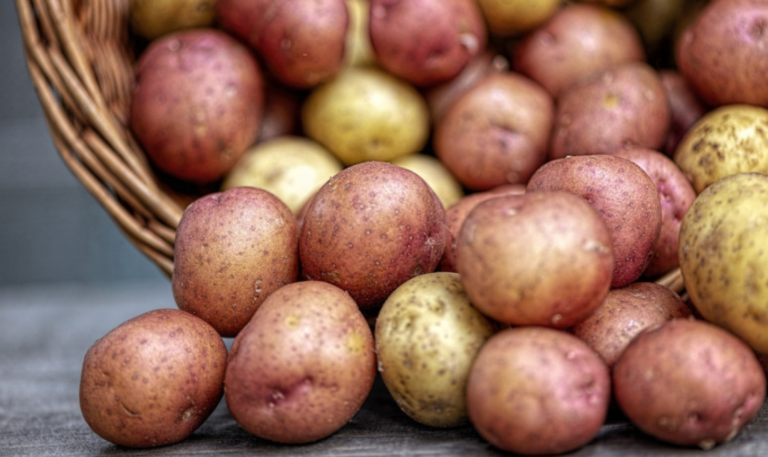Цел живот погрешно лупите компир: Со еден потег заштедете драгоцено време (ВИДЕО)