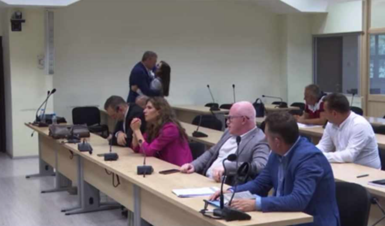 Шокантна снимка од македонска судница: Даниел ја запроси Ирена, и двајцата се осудени во „Софтвери“