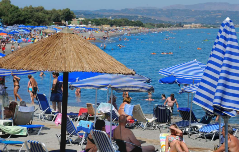 Љубица со двете деца буквално избркана од плажа: Грците со нови ригорозни правила, подгответе се!