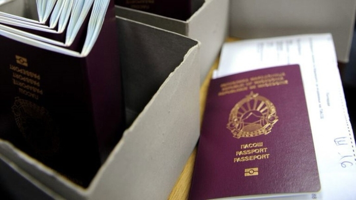 Ќе се вратат ли принудно дома околу 24.000 Македонци? Еве што ќе се случува со пасошите