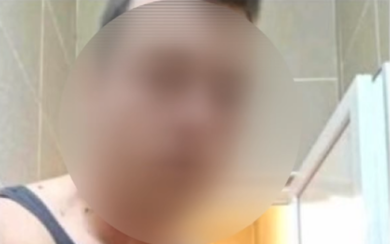 (ФОТО) Каков срам! Македонски наставник се сликал гол во училиштето