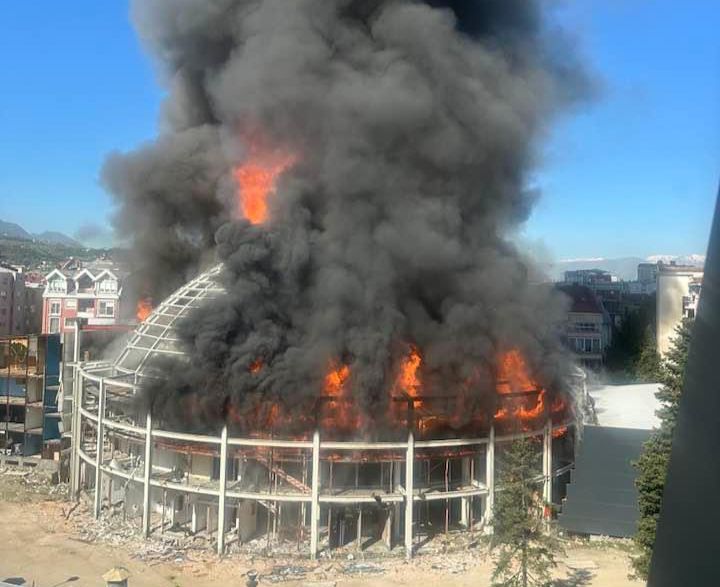 Изгоре скопска Универзална: Се споделуваат страшни сцени, еве што се случува