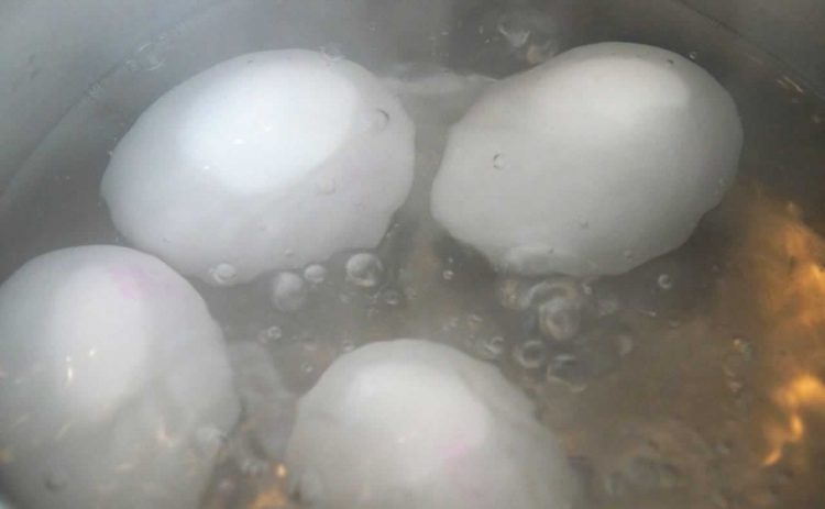 Не ја фрлајте! Водата во која варите јајца може да ја искористите многу паметно